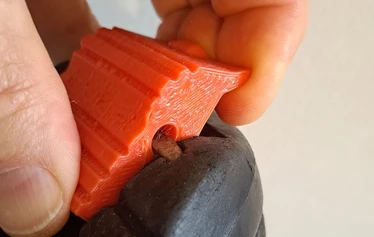 Suojapala - joustavaa materiaalia - NNN BC retkiluistelukengän suojapala painetaan kiinni.