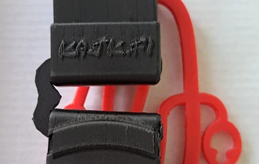 Luistinsuoja pakattuna - - Kahdet kovat teriin asennettavat palat
- Joustolenkki jolla pidetään luistimet toisiaan vasten
- C-klipsi jolla paketti varmistetaan kun suojat eivät ole luistimissa
- Paikka C-klipsille kun ei ole käytössä
- Kiinnityspisteet joustolenkille säilytyksen ajaksi