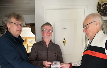Levyn luovutustilaisuus sanoittajalle - Levyn luovutustilaisuus

Kuvassa levyn tuottajat Ilkka Sydänmaanlakka ja Cece Anttonen. Sanoittaja Rauno Solio.
