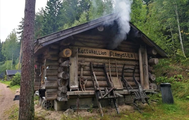 Savusauna on metsän laidassa, lammen rannalla
