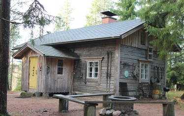 Torppa omassa rauhassaan metsän siimeksessä