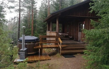 Torppa omassa rauhassaan metsän siimeksessä