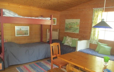 Majoitusmökki sijaitsee aivan lammen rannalla