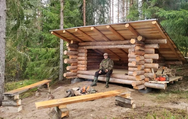 Torppa omassa rauhassaan metsän siimeksessä