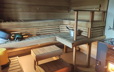 Torppa omassa rauhassaan metsän siimeksessä