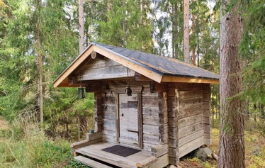 Torppa omassa rauhassaan metsän siimeksessä