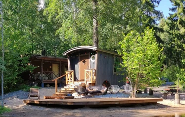 Majoitusmökki sijaitsee aivan lammen rannalla