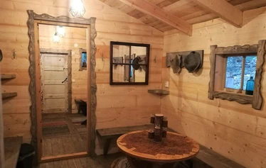 Savusauna on metsän laidassa, lammen rannalla