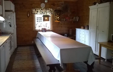 Savusauna on metsän laidassa, lammen rannalla