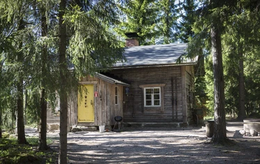 Torppa omassa rauhassaan metsän siimeksessä