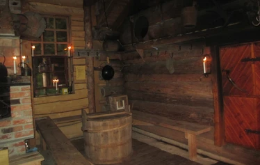Savusauna on metsän laidassa, lammen rannalla