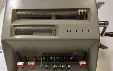 Facit retro-laskukone C1-13 - Kuten huomaat, yksi nappula puuttuu