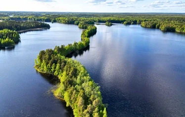 Kyynaraharju is a narrow ridge betwee two lakes