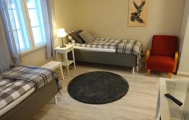 Kierinki Village Majatalon tunnelmallinen kahden hengen huone Lapin Kieringissä. Jokaisessa huoneessa on oma lintuaiheinen taitelija Inari Raaterovan puulevylle maalaama taideteos. Kuvassa Kurjet.