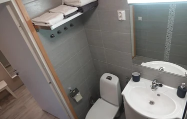 Kierinki Village Majatalon tunnelmallinen kahden hengen huone Lapin Kieringissä. Jokaisessa huoneessa on oma lintuaiheinen taitelija Inari Raaterovan puulevylle maalaama taideteos. Kuvassa Kurjet.