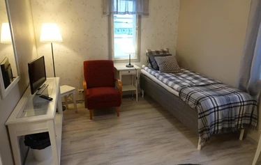 Kierinki Village Majatalon tunnelmallinen kahden hengen huone Lapin Kieringissä. Jokaisessa huoneessa on oma lintuaiheinen taitelija Inari Raaterovan puulevylle maalaama taideteos. Kuvassa Kurjet.