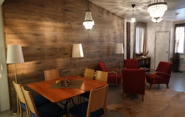 Kierinki Village Majatalon tunnelmallinen kahden hengen huone Lapin Kieringissä. Jokaisessa huoneessa on oma lintuaiheinen taitelija Inari Raaterovan puulevylle maalaama taideteos. Kuvassa Kurjet.