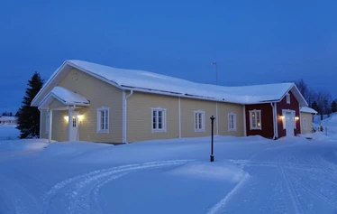 Kierinki Village Majatalon tunnelmallinen kahden hengen huone Lapin Kieringissä. Jokaisessa huoneessa on oma lintuaiheinen taitelija Inari Raaterovan puulevylle maalaama taideteos. Kuvassa Kurjet.