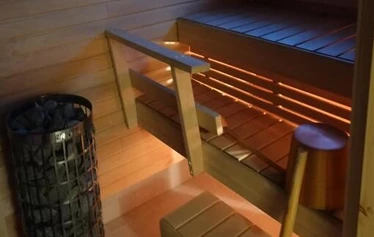 Kierinki Village Majatalon tunnelmallinen kahden hengen huone Lapin Kieringissä. Jokaisessa huoneessa on oma lintuaiheinen taitelija Inari Raaterovan puulevylle maalaama taideteos. Kuvassa Kurjet.