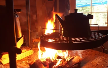 Kinkamon pirtti, Moision kota - Moision kota, jossa kuvassa nokipannukahvit kiehumassa.
Mervi Lahtinen