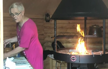 Kinkamon pirtti, Moision kota - Moision kota, jossa kuvassa nokipannukahvit kiehumassa.
Mervi Lahtinen