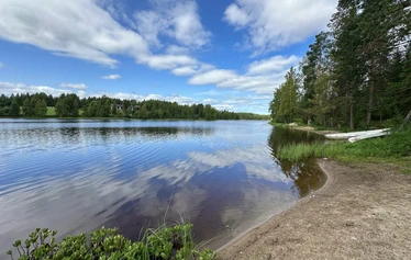 Pirtti - Pirtti on valmistunut 2002 ja rakennusmateriaalit ovat oman metsän puista.