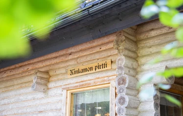 Pirtti - Pirtti on valmistunut 2002 ja rakennusmateriaalit ovat oman metsän puista.