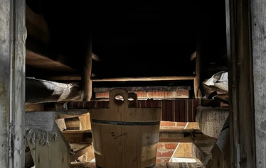 Kinkamon pirtti smoke sauna - Sauna-goers in the smoke sauna Julia Kivelä