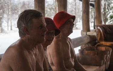 Kinkamon pirtti smoke sauna - Sauna-goers in the smoke sauna Julia Kivelä