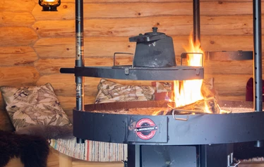 Kinkamon pirtti, Moision kota - Moision kota, jossa kuvassa nokipannukahvit kiehumassa.
Mervi Lahtinen