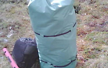 Bergans Ally 17 - Kanootin runko on valmistettu suolavettä kestävistä alumiiniputkista. Putket kiinnitetään toisiinsa jousitetuilla, lukkiutuvilla kiinnikkeillä, mikä helpottaa kanootin kokoamista. Kanootin pohjalla on paksu solumuovimatto, joka eristää, parantaa kelluvuutta ja toimii lisäsuojana. Päällä on vahvennettu PVC-kangas.