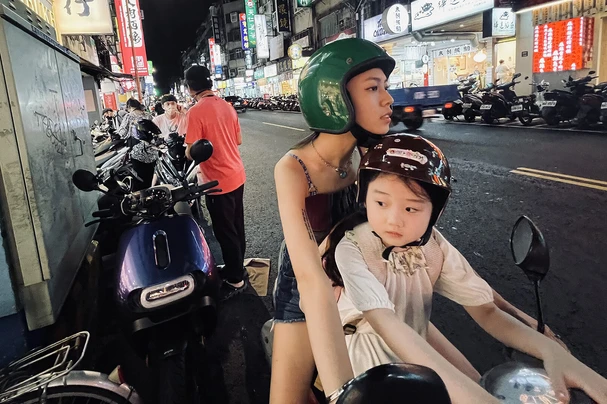 Vasenkätinen tyttö