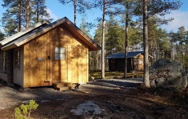 Pieni Sääksjärvi, vuokratupa, puuliiteri ja ulkokäymälä -