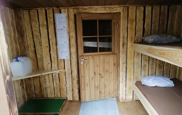 Pieni Sääksjärvi, vuokratupa, puuliiteri ja ulkokäymälä -