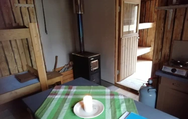 Pieni Sääksjärvi, vuokratupa, puuliiteri ja ulkokäymälä -