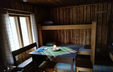 Pieni Sääksjärvi, vuokratupa, puuliiteri ja ulkokäymälä -