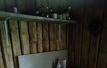 Pieni Sääksjärvi, vuokratupa, puuliiteri ja ulkokäymälä -