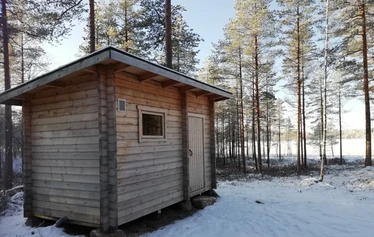 Pieni Sääksjärvi, vuokratupa, puuliiteri ja ulkokäymälä -