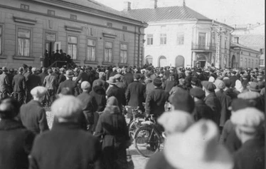 Kieltolain päättyminen toi ostajat paikalle. Kuva: Satakunnan Museo