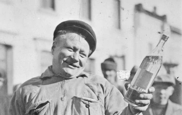 Kieltolain päättyminen toi ostajat paikalle. Kuva: Satakunnan Museo