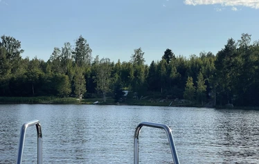 Muikkuniementie 54, Kalkkinen - Etelän suunnasta autolla tullessa joutuu tulemaan siltojen yli:
-Karisalmen silta sekä muut Pulkkilanharjun sillat
-Kalkkisten silta
-Tähtiniemen silta

