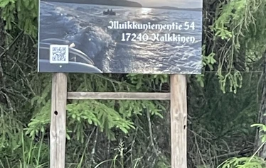 Muikkuniementie 54, Kalkkinen - Etelän suunnasta autolla tullessa joutuu tulemaan siltojen yli:
-Karisalmen silta sekä muut Pulkkilanharjun sillat
-Kalkkisten silta
-Tähtiniemen silta

