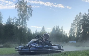 Kartingia maaseutumaisemassa - Rata on 170 metriä pitkä ja rakennettu vanhalle heinäpellolle. 
Lämmittelyajojen jälkeen ajetaan aika-ajot. Lopuksi lähdetään ajamaan finaalia lähtöruuduista. 

Ajanotto tapahtuu käsin. 