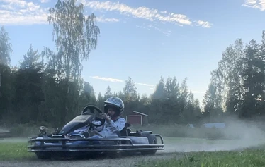 Kartingia maaseutumaisemassa - Rata on 170 metriä pitkä ja rakennettu vanhalle heinäpellolle. 
Lämmittelyajojen jälkeen ajetaan aika-ajot. Lopuksi lähdetään ajamaan finaalia lähtöruuduista. 

Ajanotto tapahtuu käsin. 
