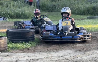 Kartingia maaseutumaisemassa - Rata on 170 metriä pitkä ja rakennettu vanhalle heinäpellolle. 
Lämmittelyajojen jälkeen ajetaan aika-ajot. Lopuksi lähdetään ajamaan finaalia lähtöruuduista. 

Ajanotto tapahtuu käsin. 