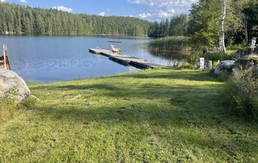 Hokkalan tilan ranta kesällä.