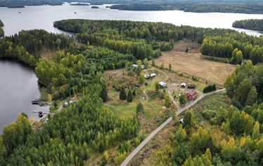 Kartingia maaseutumaisemassa - Rata on 170 metriä pitkä ja rakennettu vanhalle heinäpellolle. 
Lämmittelyajojen jälkeen ajetaan aika-ajot. Lopuksi lähdetään ajamaan finaalia lähtöruuduista. 

Ajanotto tapahtuu käsin. 