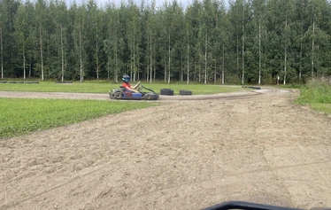Kartingia maaseutumaisemassa - Rata on 170 metriä pitkä ja rakennettu vanhalle heinäpellolle. 
Lämmittelyajojen jälkeen ajetaan aika-ajot. Lopuksi lähdetään ajamaan finaalia lähtöruuduista. 

Ajanotto tapahtuu käsin. 