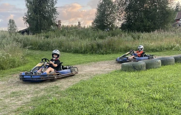 Kartingia maaseutumaisemassa - Rata on 170 metriä pitkä ja rakennettu vanhalle heinäpellolle. 
Lämmittelyajojen jälkeen ajetaan aika-ajot. Lopuksi lähdetään ajamaan finaalia lähtöruuduista. 

Ajanotto tapahtuu käsin. 