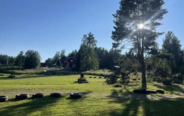 Kartingia maaseutumaisemassa - Rata on 170 metriä pitkä ja rakennettu vanhalle heinäpellolle. 
Lämmittelyajojen jälkeen ajetaan aika-ajot. Lopuksi lähdetään ajamaan finaalia lähtöruuduista. 

Ajanotto tapahtuu käsin. 